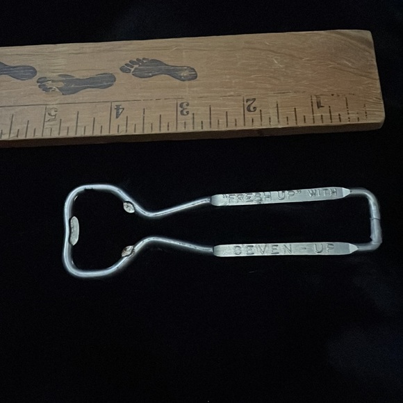 Vintage  “Fresh Up w/ Seven Up” Metal Bottle Opener w/ Light Rust - Picture 3 of 6